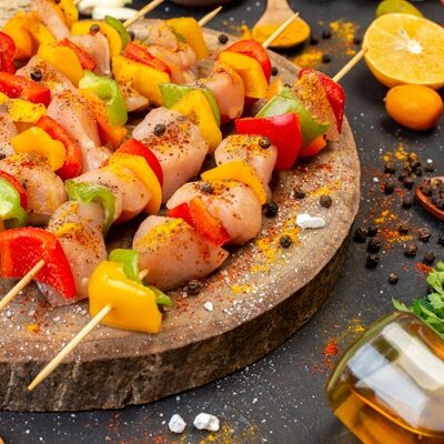 espetinho de frango com legumes
