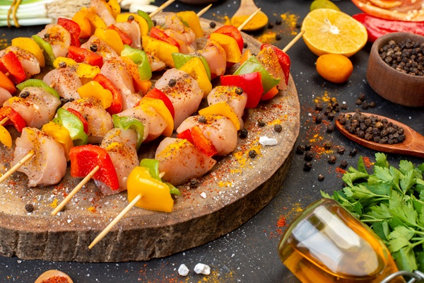 espetinho de frango com legumes